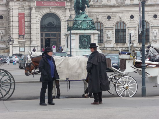 Warten auf Kundschaft vor der Hofburg