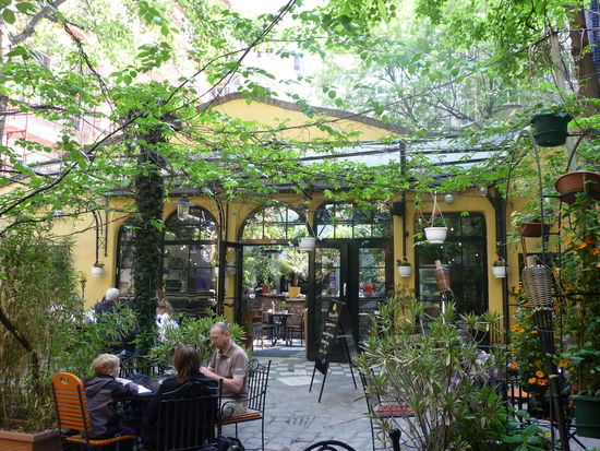 Idyllisches Hinterhof-Café beim Hundertwasser-Haus