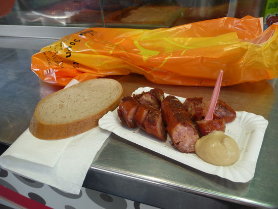 Ein Wiener Würschtel muss schon sein - hier ist's ein Käse-Krainer