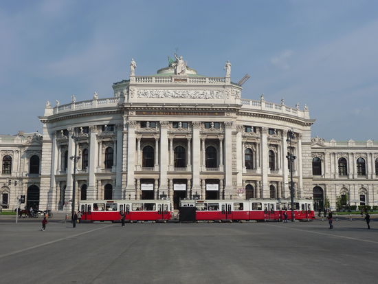 Irgendwie kommt uns dieses Bauwerk (Wiener Burgtheater) sehr bekannt vor..... Kein Wunder, es stammt vom gleichen Archtitekten wie die Semper-Oper ind Dresden 