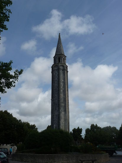 Die Totenlaterne von Saint-Pierre aus dem 12. Jahrhundert