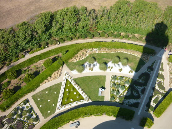 Der Park am Fuße des Leuchtturms ist liebevoll in Form einer Windrose angelegt