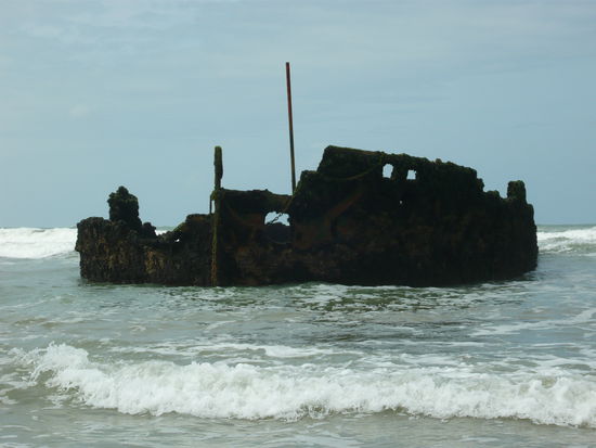 Das rostige Schiffswrack am Grand Plage
