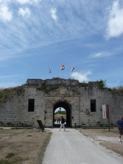 Die Festungsanlage von Le Château. Ein ziemlich tristes Gelände, das jedoch als Ort für Open-Air-Konzerte und Feste bestens geeignet ist.