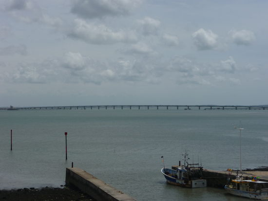Blick auf die Brücke hinüber zum Festland