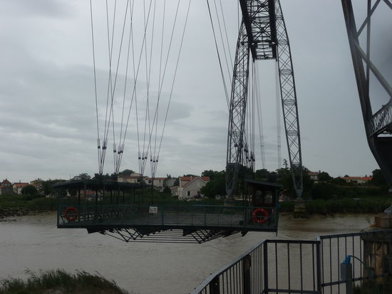 Schwebend gleitet die Fähre über die Charente