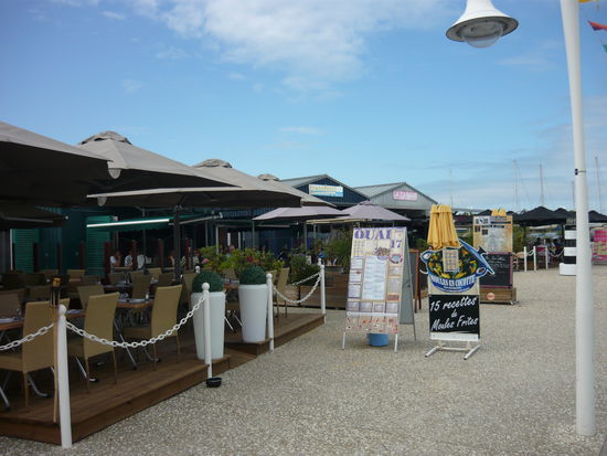 Die Marina von Saint Denis mit Restaurants und Bars - In der Hochsaison steppt hier wahrscheinlich der Bär