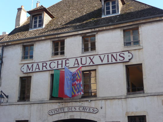 Hier geht's hinunter in die Weinkeller der Stadt Beaune