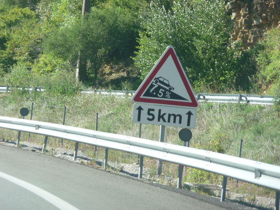 Von rund 700 Metern bei Millau müssen wir nun über die landschaftlich tolle Autobahn A75 hinunter auf Meereshöhe
