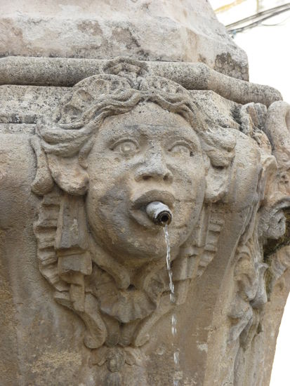 Brunnen finden sich in wirklich jedem Winkel von Pernes-les-Fontaines