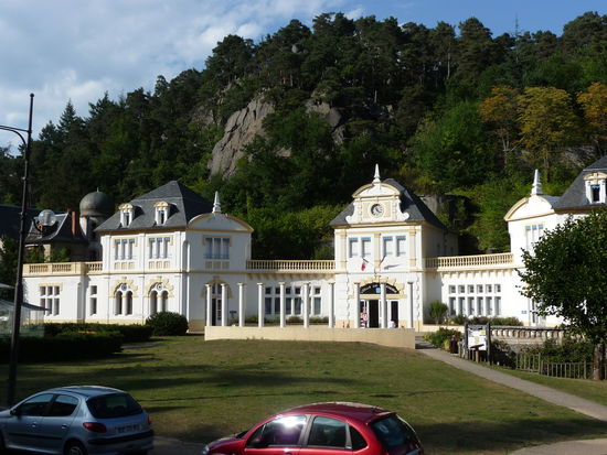 In diesem mondänen Kurhaus befindet sich auch die Tourist-Information von Saint-Nectaire