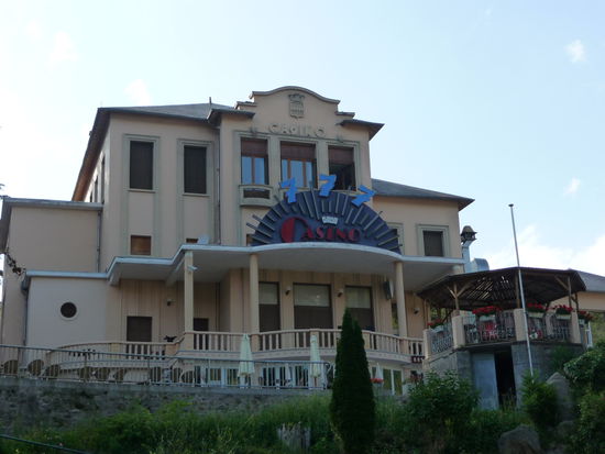 Ein Casino und ehemals mondäne Bauten zeugen vom früheren Glanz des Kur- und Thermalstädtchens