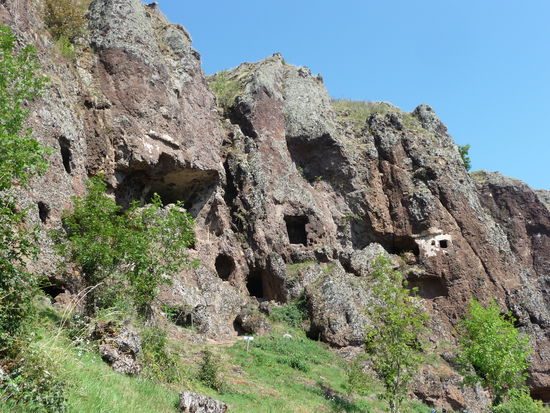 Beeindruckende Höhlenwohnungen im Vulkantuff der Grottes de Jonas