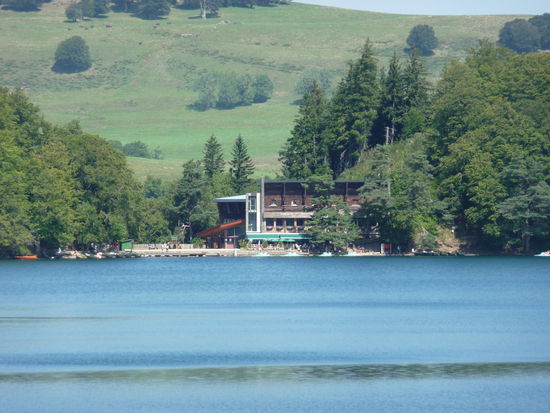 Der Vulkansee Lac Pavin mit Blick auf das belebtere Bade-Ufer