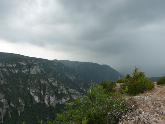 Die drohende Gewitterwand am Point Sublime über der Gorges du Tarn