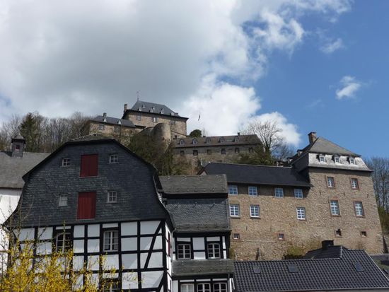 Hoch droben thront die Burg Blankenheim - heute eine Jugendherberge
