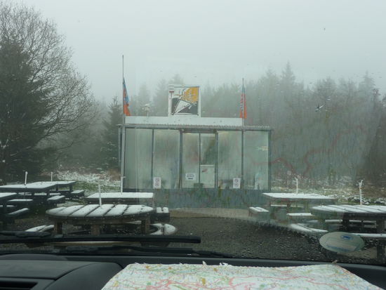 Mitten in der nebligen Pampa - ein belgische Frittenbude