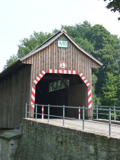 Eng ging's zu auf dieser hölzernen, überdachten Brücke, die wir ohne Umleitungsstrecke wahrscheinlich nie entdeckt hätten 
