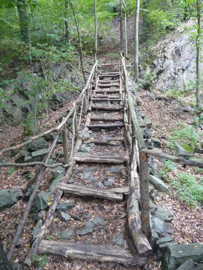 Der Weg hinauf auf ein steinernes Viadukt - ebenfalls eine Zufalls-Entdeckung am Wegesrand