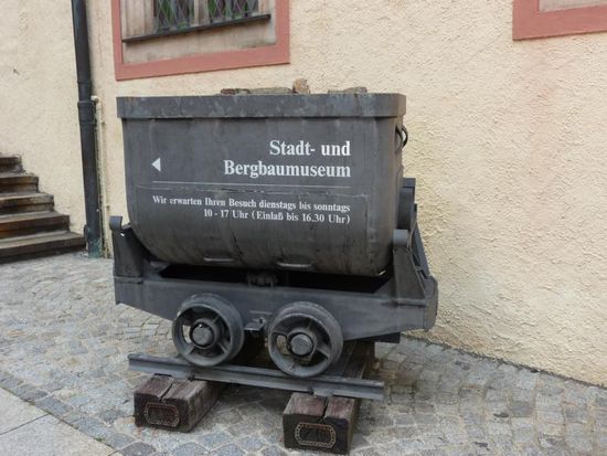 Der jahrhundertealten Bergbautradition begegnet man in der Stadt überall