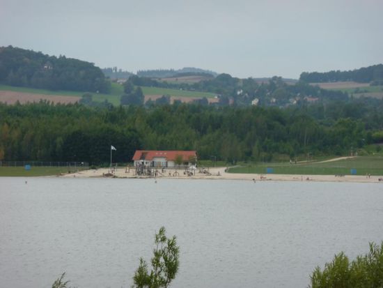 Blick auf den Olbersdorfer See und den erschlossenen und bewachten Badestrand