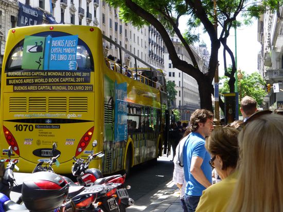 Vor dem Sightseeing mit dem Cabrio-Bus steht das Warten in der Schlange
