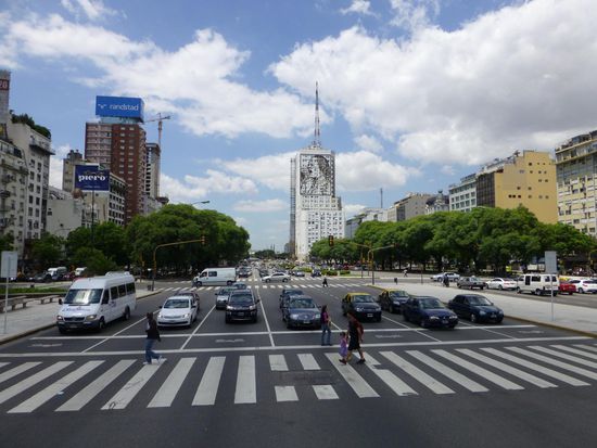 Die Avenida 9. Julio an einem Werktag vormittags - als Fußgänger dauert die Überquerung heute etwas länger