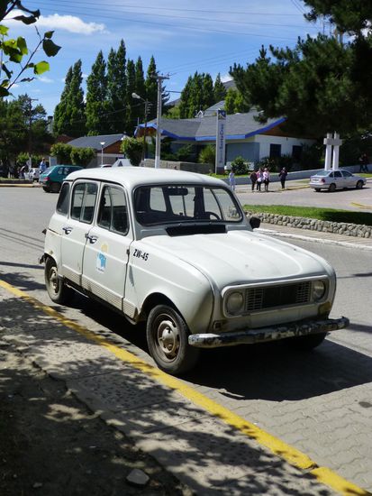 Einen TÜV sucht man hier vergeblich und deshalb fährt auf den Straßen El Calafates alles was vier Räder hat. Notfalls getaped und getackert - Hauptsache es hält irgendwie zusammen