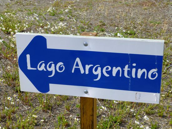 Der unspektakuläre Hinweis zum größten See Argentiniens, der dreimal so groß ist wie unser heimischer Bodensee