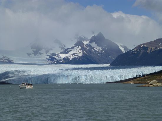 Wir nähern uns dem Perito Moreno von der Wasserseite