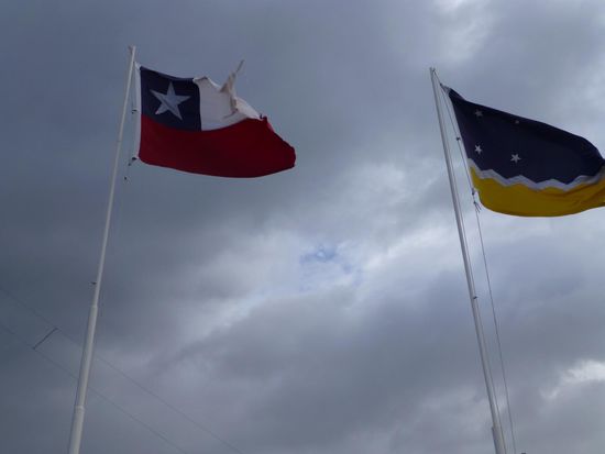 Unser Guide Julian erklärt mir die beiden Flaggen: links - klar - das ist Chile. Rechts ist die Flagge der Region "Magellanes", die gerne von Chile unabhängig wäre. Sie symbolisiert die Farben gelb für die Pampa, weiß für die Berge, blau für den Himmel und die Sterne zeigen das Kreuz des Südens.