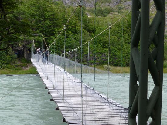 Über diese Wackelbrücke ging's zum Lago del Grey