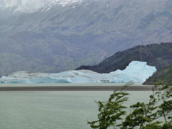 Ein gigantischer Eisberg - gestrandet wie die Costa Concordia