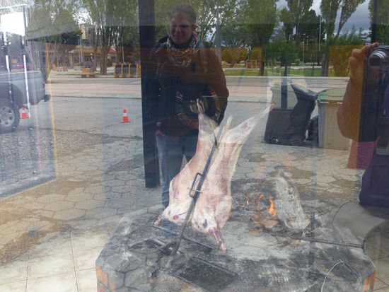 Und hier bruzelt unser Lamm auf patagonische Art
