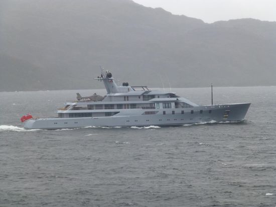 Eine feudale Privatyacht kreuzte unseren Wege - eine der sehr seltenen Schiffsbegegnungen auf dieser Reise