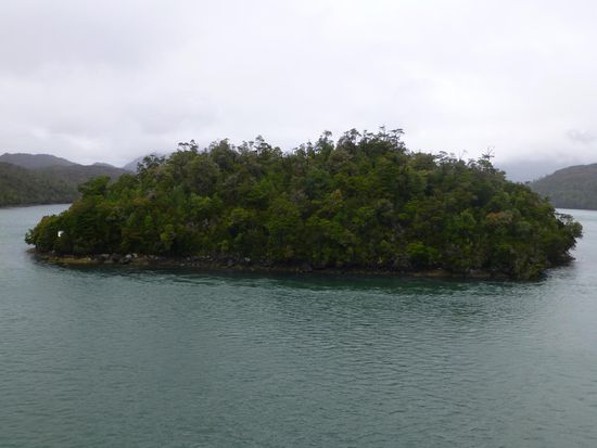 Kleinste Inselchen liegen in den Fjorden. Robinson lässt grüßen