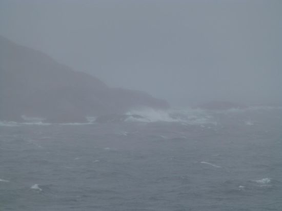 Der Beweis: das Wetter in Richtung Pazifik denkbar schlecht und große Brecher krachen an Land. Da schaukelt auch unser Kahn ganz schön heftig.