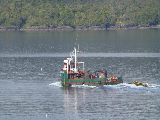 Auftakt zu unserem Bilderbuch-Reisetag: die ersten Schiffsbegegnungen zeigen, dass wir allmählich in bewohntere Gegenden kommen
