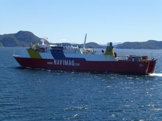 Eine andere Navimag-Fähre kreuzt unseren Weg - da ist auch die Freude bei der Besatzung groß und es wird mit lautem Rufen, Winken und Signalhorn gegrüßt