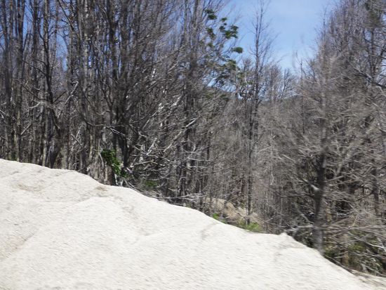 Nein, das ist kein Schnee, sondern Asche-Reste des Vulkans Puyehue, der im Juni 2011 hier sein Unwesen trieb