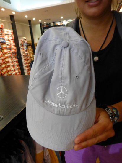 Eine passende Kopfbedeckung gegen die Sonne muss her. Die hier oder doch lieber die in der Ferrari-Farbe???