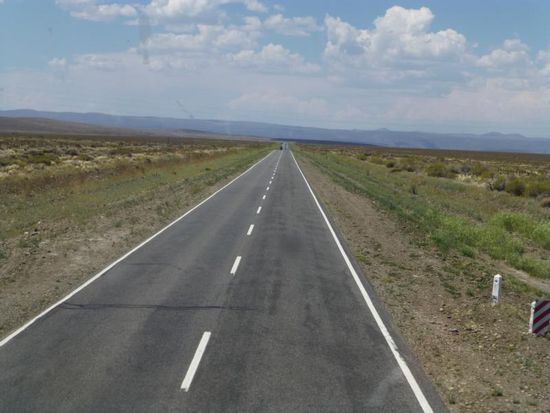 Schnurgerade Straßen führten uns nach Mendoza
