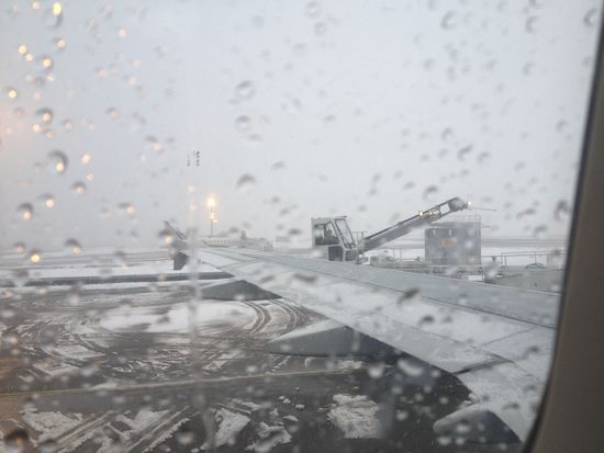 Vor dem Heimflug muss das Flugzeug enteist werden