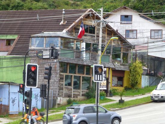 Mein Lieblings-Hostel auf unserer Reise in Puerto Montt:
von außen eher so-la-la, aber innen gemütlich und sauber