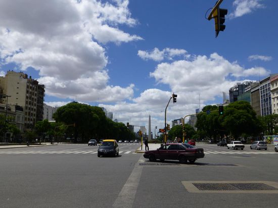 Die größte bzw. breiteste Straße der Welt - die Avenida de 9. Julio. Am Neujahrs-Nachmittag ein ruhiges Pflaster 