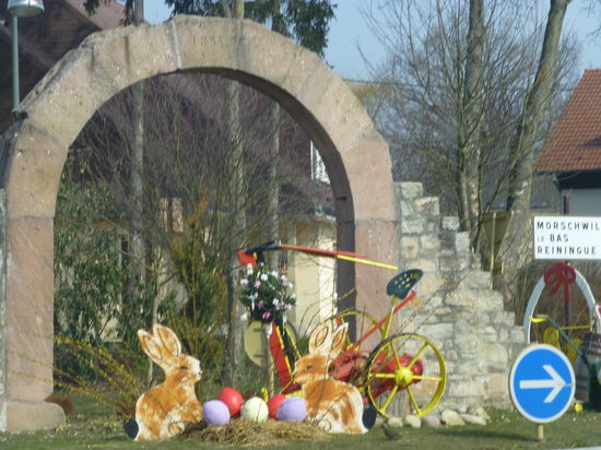 Ein österlich geschmückter Kreisverkehr in Heimsbrunn