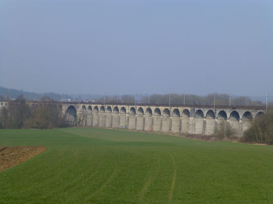 Eisenbahn-Viadukt über das Flüsschen Largue bei Dannemarie im Sundgau