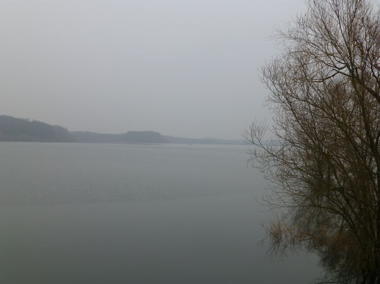 Eher November-Tristesse als Frühlingserwachen zu Ostern am Stausee bei Mühlbach