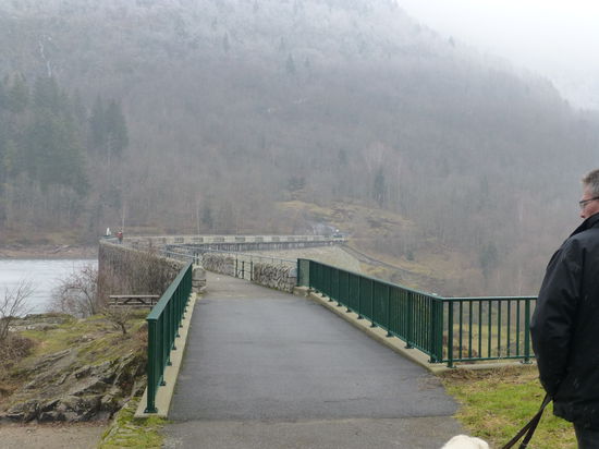 Ein kleiner Spaziergang führt über die Staumauer des Lac d'Alfeld
