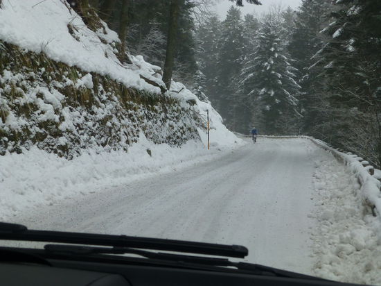 Schneebedecktes Straßen halten zwar keine Radfahrer von den Vogesenpässen ab, aber wir machen hier vorsichtshalber kehrt